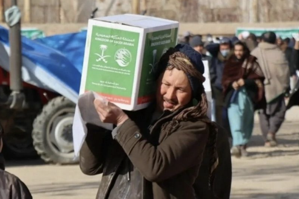 وزّع مركز الملك سلمان للإغاثة والأعمال الإنسانية 570 سلة غذائية في مدينة شبرغان