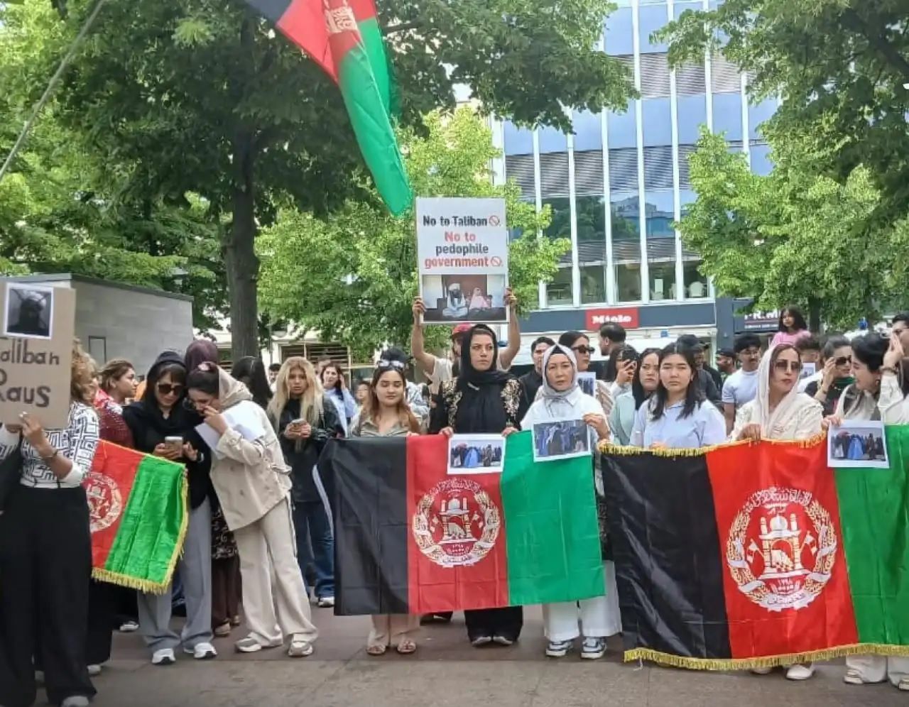 برلین کې د معترضو افغانانو لاریون؛ نړۍ دې د افغان ښځو غږ واوري
