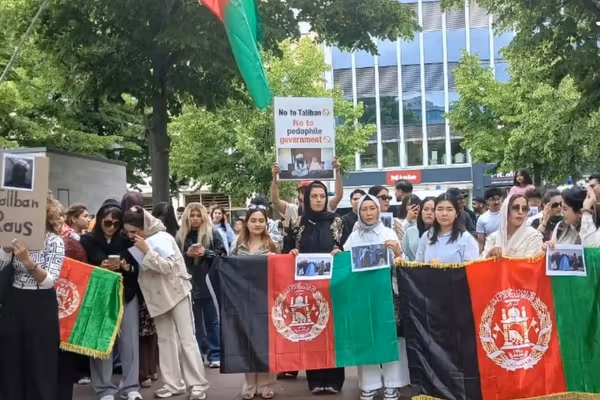 برلین کې د معترضو افغانانو لاریون؛ نړۍ دې د افغان ښځو غږ واوري