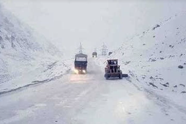 Heavy Snowfall Impacts Traffic Movement in Several Provinces of Afghanistan