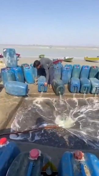 بازداشت ۱۱ مقام محلی ایران به دنبال انتشار ویدیوی عجیب از قاچاق سوخت به پاکستان