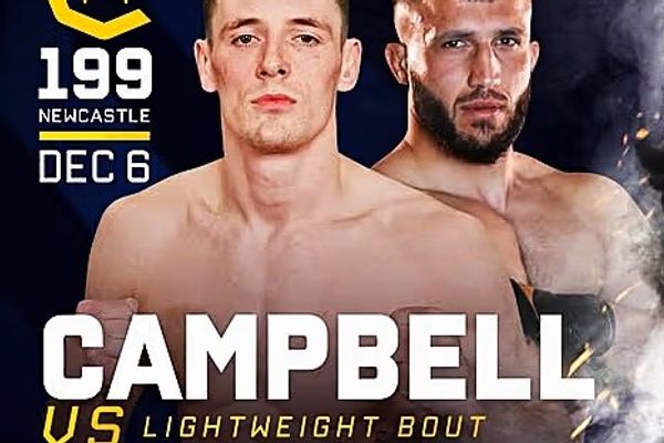 د رزمي لوبو افغان لوبغاړی فرامرز محمد له خپل سیال رایان کمپبل سره لوبه کوي