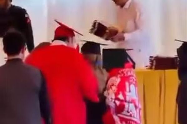 باچاخان پوهنتون کې د یوې افغانې محصلې له اوږو د ملي بیرغ لرې کول پراخ غبرګونونه راپارولي