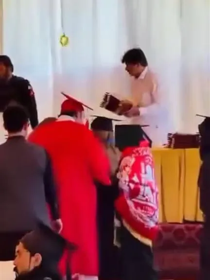 باچاخان پوهنتون کې د یوې افغانې محصلې له اوږو د ملي بیرغ لرې کول پراخ غبرګونونه راپارولي