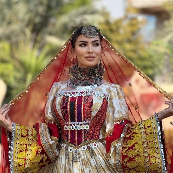 ازبک توکمه ډیزاینره: په ویاړ سره کوچیاني، هزارګي او نورستاني جامې ډیزاین کوم