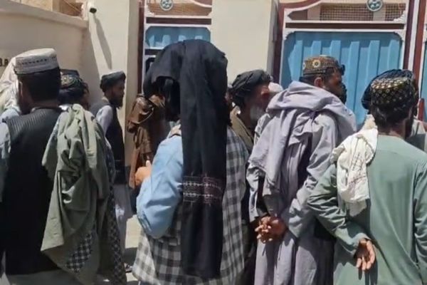 په هلمند کې یو شمېر صرافانو د طالبانو د پرېکړې خلاف لاریون کړی