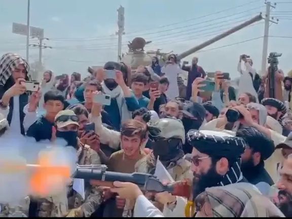 د وروستي امریکایي سرتېري د وتلو دویمه کلیزه، انس حقاني په امریکایي ټانک لاسي بم ګوزار کړ