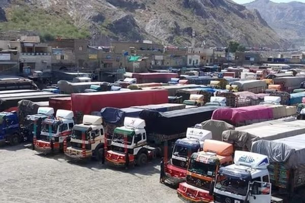 د پاکستان مرکزي بانک: افغانستان ته د پاکستان صادرات ۵۶ سلنه کم شوي