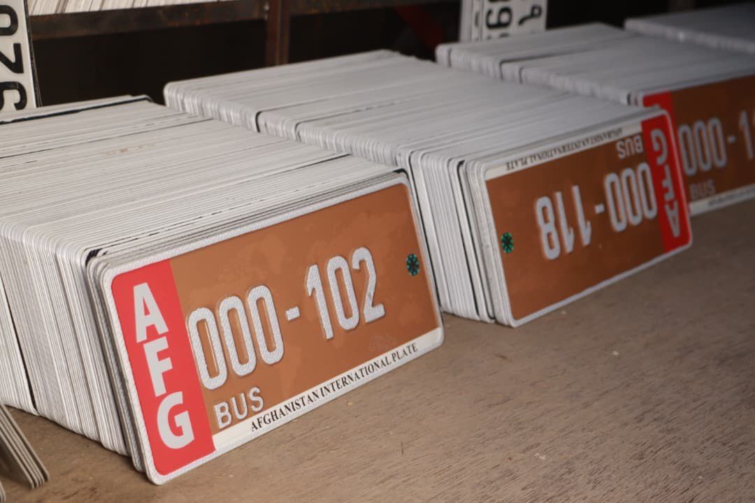 په هرات کې د بسونو او بار وړونکو موټرو لپاره د نړیوالو پلېټونو د وېش بهیر پیل شو