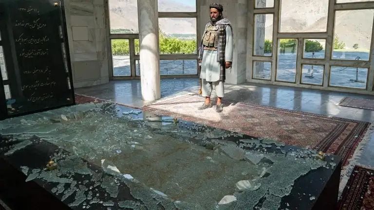 جنگجوی طالبان در مقبره احمدشاه مسعود در پنجشیر