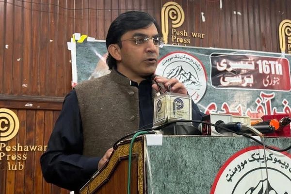 مُحسن داوړ: پښتونخوا کې حکومتولي د عمران خان د راخوشې کېدو لپاره قرباني شوې