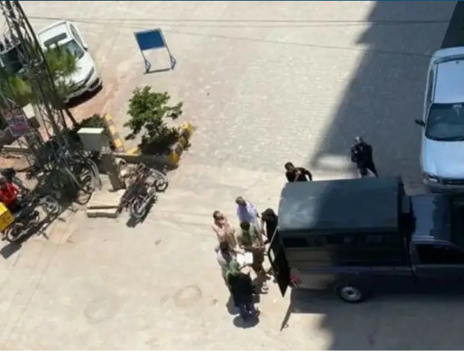 خبري سرچینو د پاکستان په کراچۍ ښار کې د کابو ۱۲۱ افغان کډوالو د نیولو خبر ورکړی