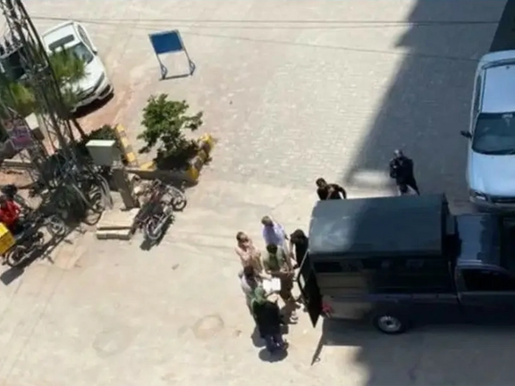 خبري سرچینو د پاکستان په کراچۍ ښار کې د کابو ۱۲۱ افغان کډوالو د نیولو خبر ورکړی