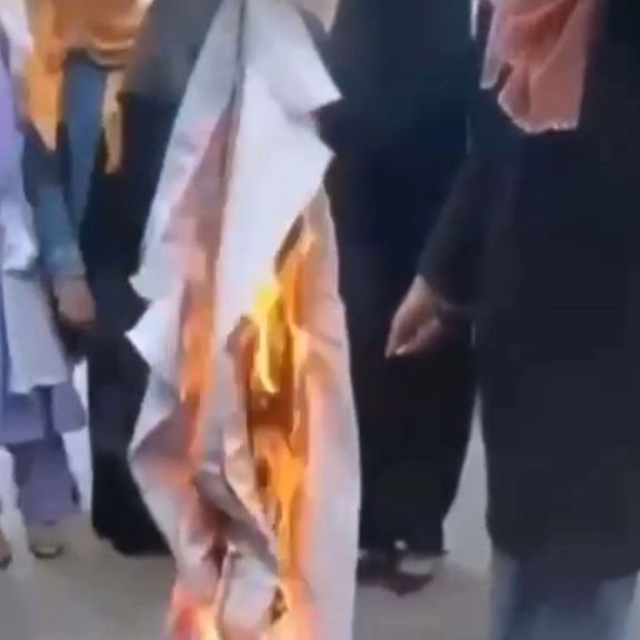 په ننګرهار ولایت کې یو شمېر نجونو د اعتراض په ډول خپلې سپینې چپنې وسوځولې