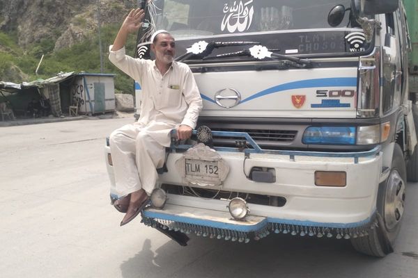 په افغانستان کې د بندپاتې پاکستاني بار وړونکو موټرو د ستنېدو لړۍ په لنډمهالي ډول پیل شوه