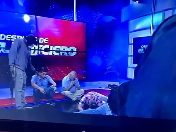 گروهی از مردان مسلح به یک شبکه تلویزیونی در حال پخش زنده در اکوادور حمله  کردند | افغانستان اینترنشنال