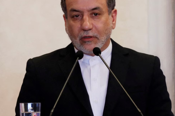 وزير الخارجية الإيراني يؤكد استعداد بلاده للتوسط بين باكستان وطالبان