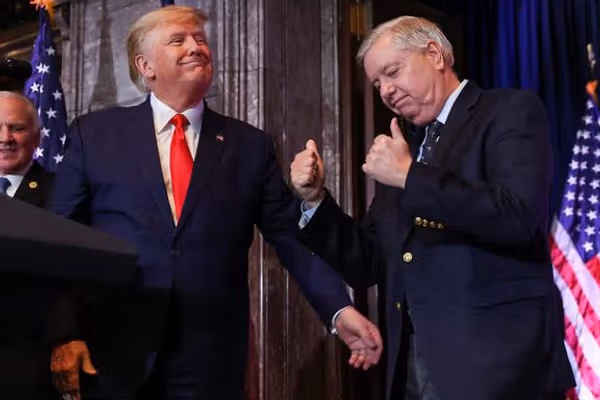 امریکایي سناتور له ټرمپ غوښتي چې د خبرو اترو پر ځای د ایران حکومت نسکور کړي