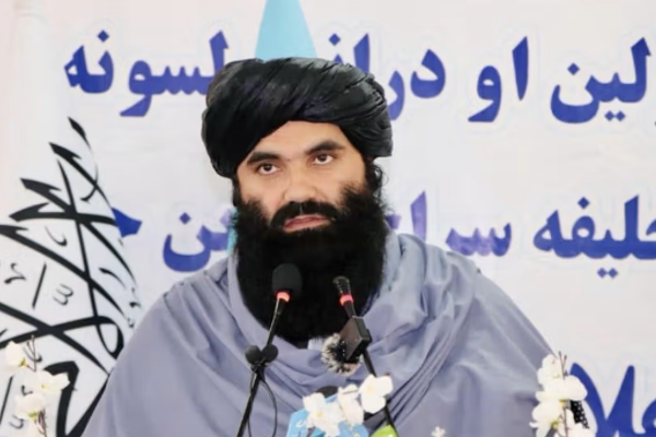 حقاني يؤكد تنفيذ أوامر الملا هبة الله بعد زيارته قندهار