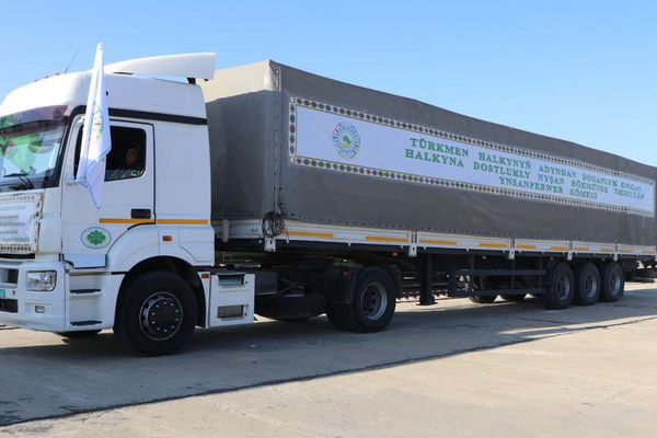 د شمالي ولایتونو زلزله ځپلو لپاره د ترکمنستان مرسته بلخ ته ورسیده