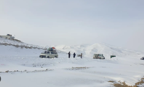 د طالبانو د ټولګټو وزارت: د سالنګ لویه لاره خلاصه او په واورو کې ایسار موټر وژغورل شول