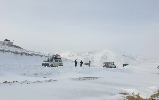 د طالبانو د ټولګټو وزارت: د سالنګ لویه لاره خلاصه او په واورو کې ایسار موټر وژغورل شول