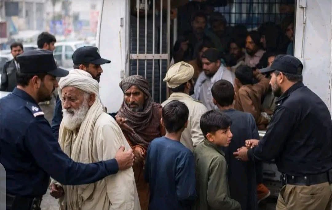 پاکستاني پولیسو په راولپنډۍ ښار کې یوه ۱۵ کسیزه افغان کورنۍ نیولې ده