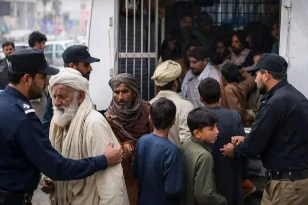 پاکستاني پولیسو په راولپنډۍ ښار کې یوه ۱۵ کسیزه افغان کورنۍ نیولې ده