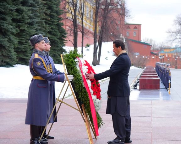 عمران خان در مسکو به مقبره سربازان گمنام روسیه ادای احترام کرد