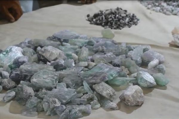 طالبان ۹ هزار کیلوگرام سنگ قیمتی نورستان را فروخت