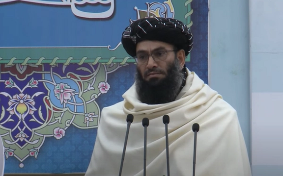 خالد حنفی: طالبان بر سر زنان چادر میاندازد که عزت آنها حفظ شود