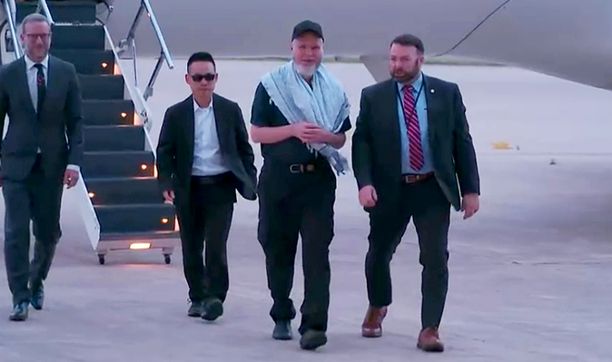 د طالبانو له بنده خوشې شوی امریکایی وګړی ډېنس کویل امریکا ته ورسېد