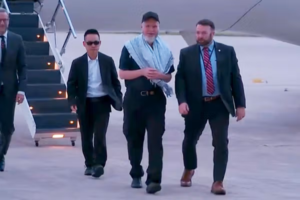 د طالبانو له بنده خوشې شوی امریکایی وګړی ډېنس کویل امریکا ته ورسېد