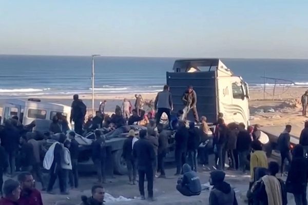 شاهدان زخمی فلسطینی میگویند نیروهای اسرائيلی به مردم منتظر کمک غذایی در غزه شلیک کردند