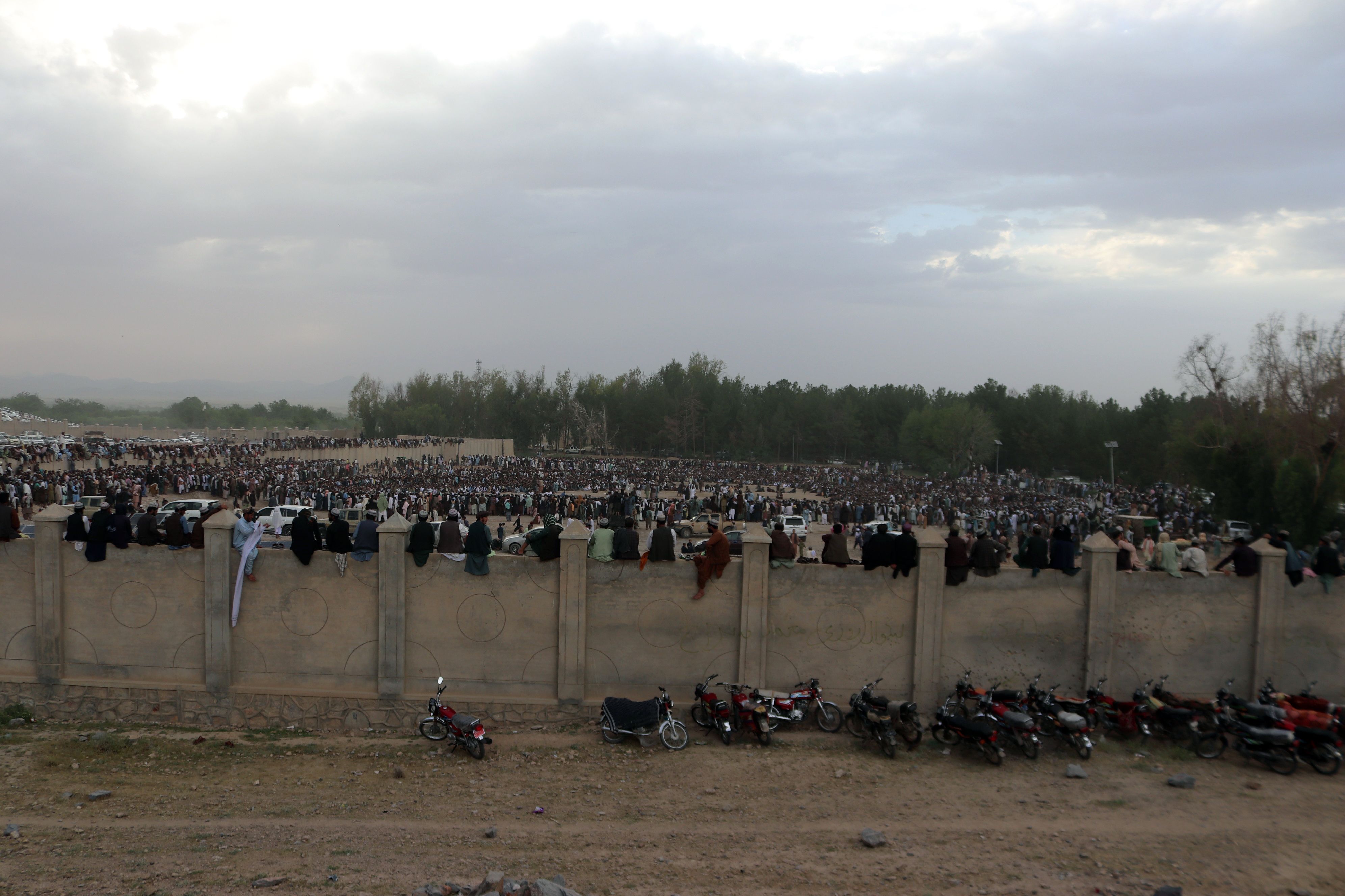 ارغنداب کې د شالمار مېلې پر مهال د غېږنيونې محلي لوبه، چې سلګونه کسان يې ننداره کوي