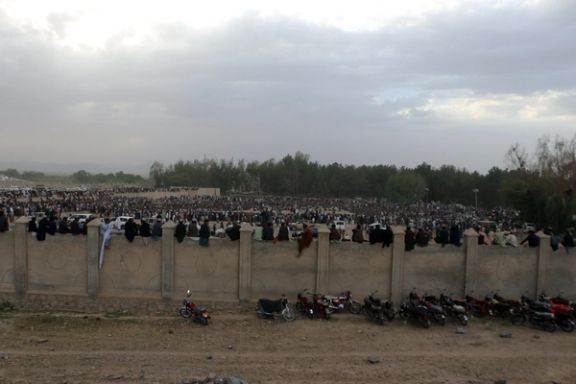 ارغنداب کې د شالمار مېلې پر مهال د غېږنيونې محلي لوبه، چې سلګونه کسان يې ننداره کوي