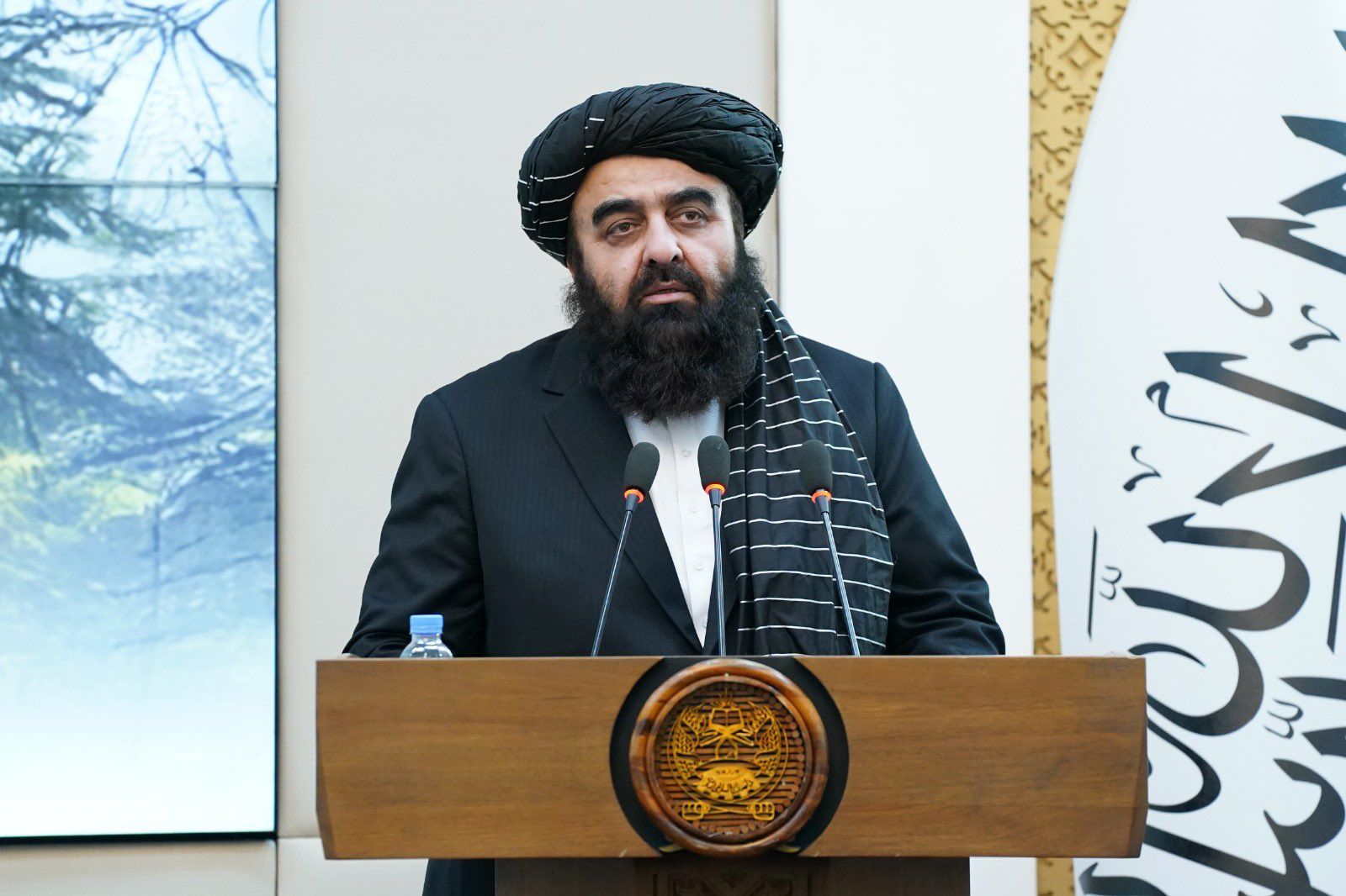 امیرخان متقی می‌گوید خروج گسترده نخبگان به نظام طالبان آسیب زد