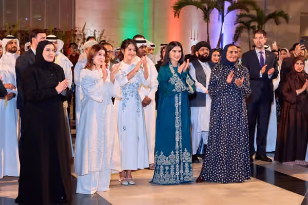 سفیر طالبان در میان زنان در دوحه