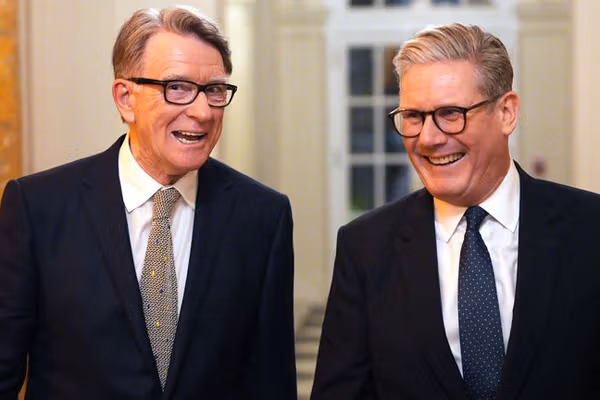 د بریتانیا لومړي وزیر د اپسټین د قضیې له قربانیانو بښنه غوښتې