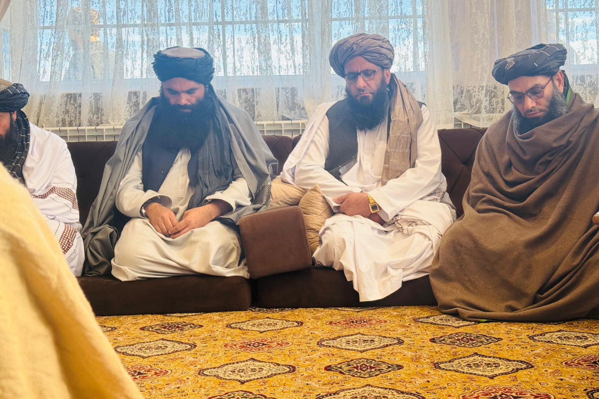 خالد حنفی مخالف تصویر ذیروح، نتوانست مانع گرفتن عکس خود شود