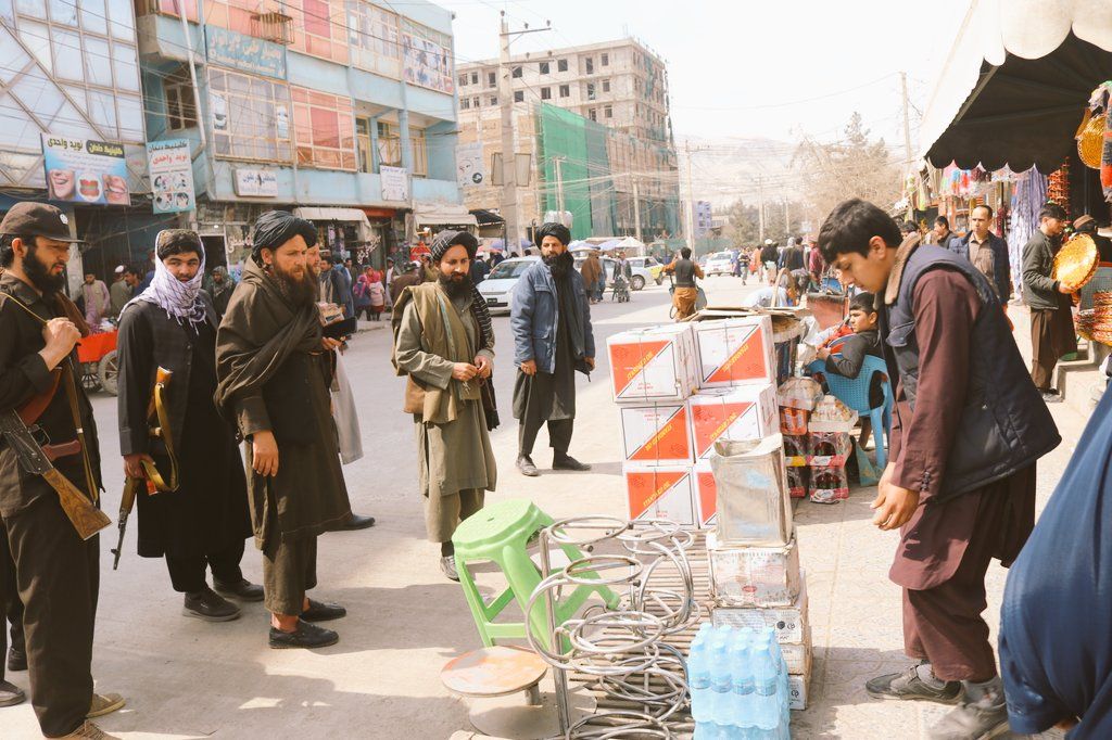 طالبان در بغلان از دکانداران برای مراقبت از دوربین‌های امنیتی پول می‌گیرد