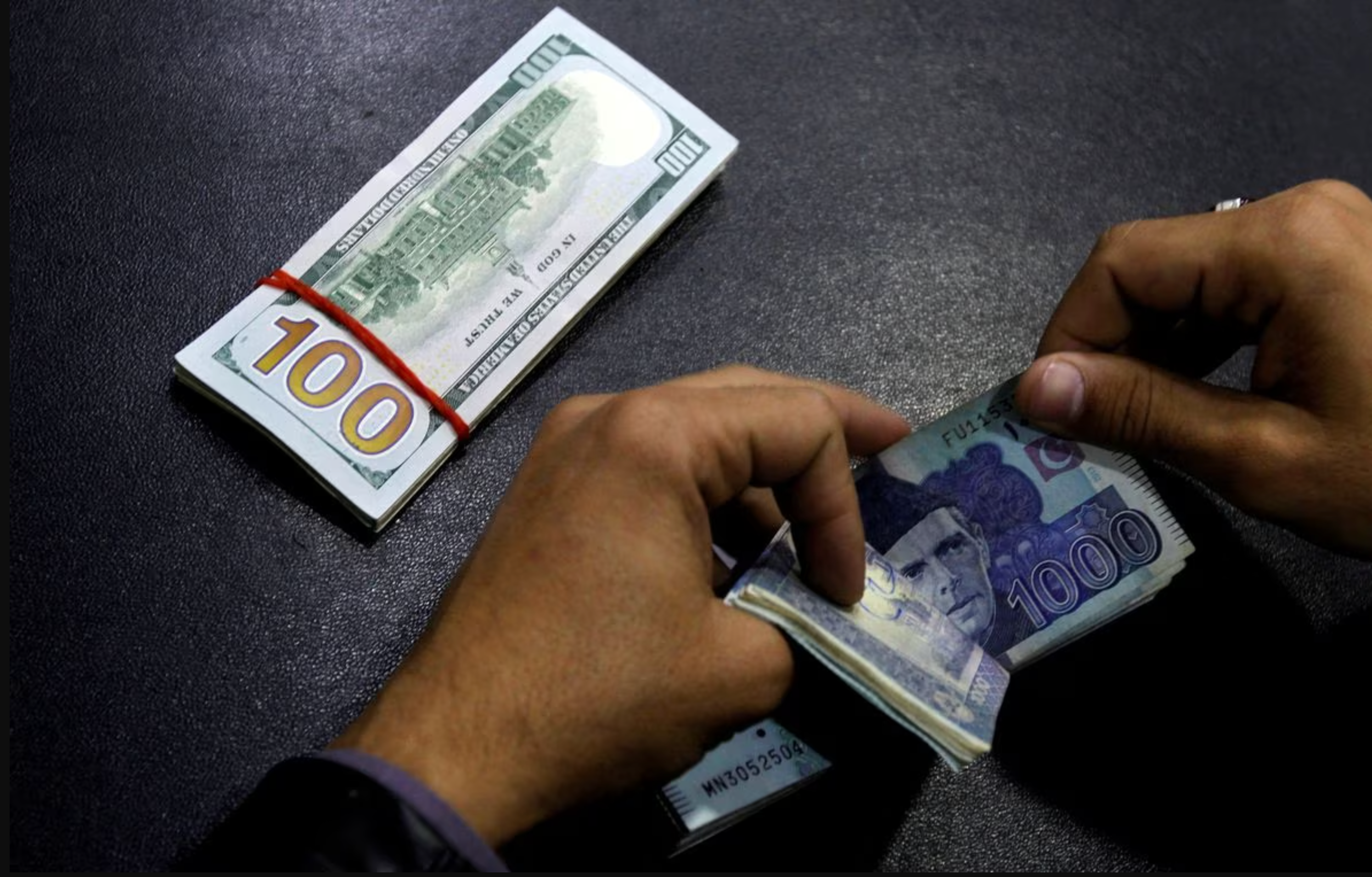 سقوط ارزش پول پاکستان؛ یک دالر ۳۰۰ روپیه معامله شد