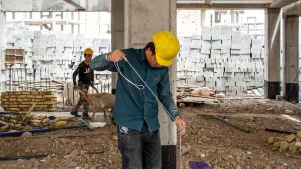 یک انجمن می‌گوید به دلیل کاهش ارزش ریال کارگران افغان دیگر تمایلی به کار در ایران ندارند 