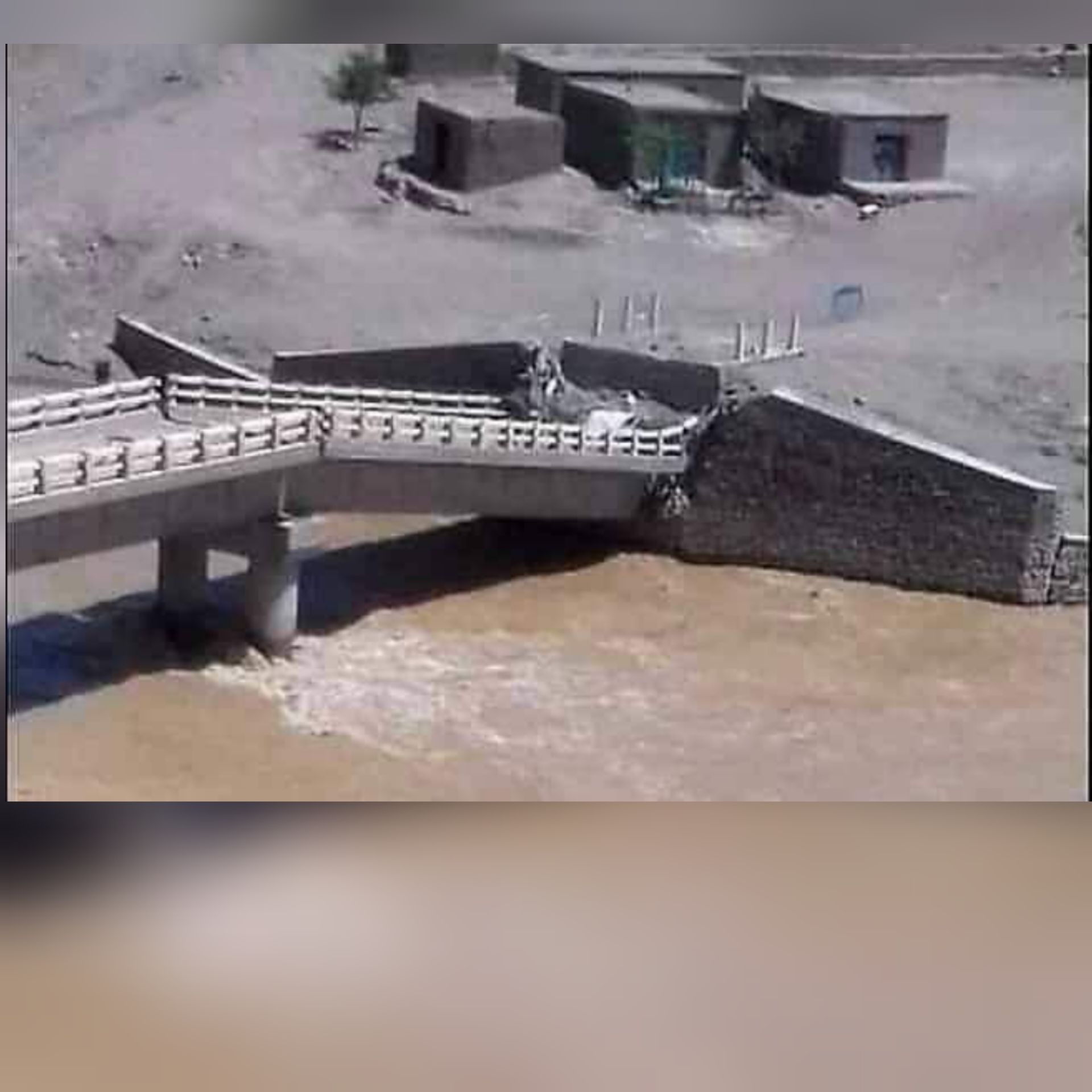 طالبان برای بازسازی پُلی که خودش منفجر کرده بود از مردم پول می‌‌گیرد