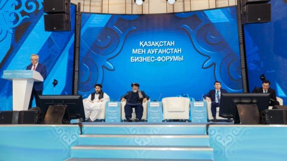 د قزاقستان د ملي اقتصاد وزیر سېرېک ژومانګارین الماتا کې افغان-قزاق تجارتي فورم ته وینا کوي.