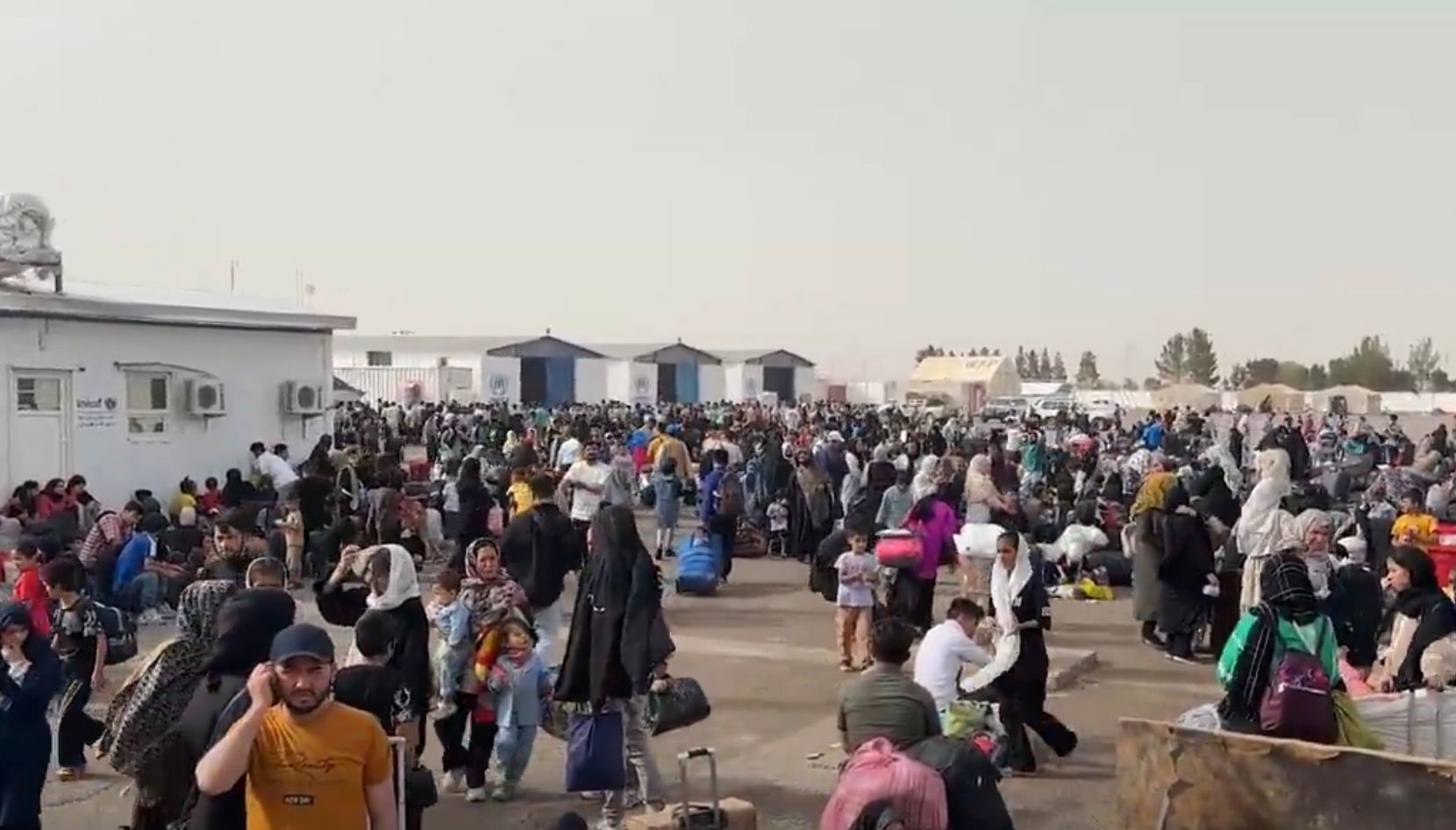 د افغان کډوالو جبري ستنېدو لړۍ دوام؛ تېرو دوو ورځو کې له ایرانه ۴۲زره افغانان اېستل شوي دي