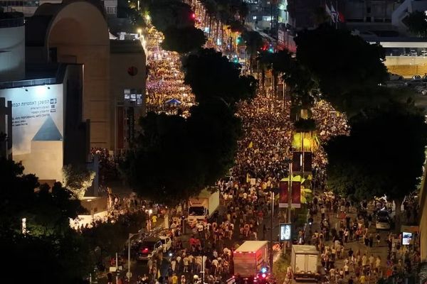 مئات الآلاف يتظاهرون في تل أبيب للمطالبة بإنهاء حرب غزة والإفراج عن الرهائن