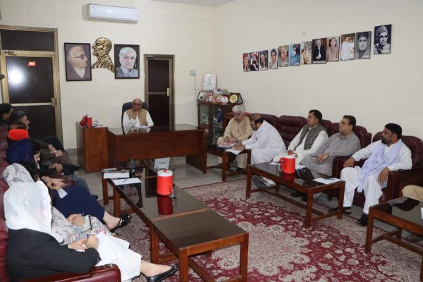 میا افتخار حسین: له افغانستان سره ستونزې باید د خبرو له لارې حل شي