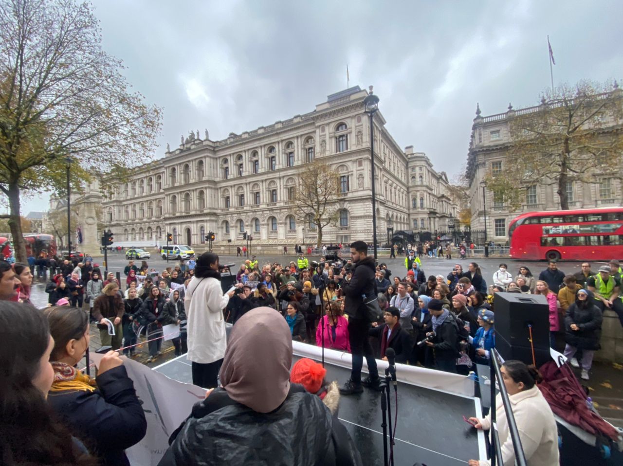 شماری از شهروندان افغان در لندن در اعتراض به شرایط بد زنان در افغانستان راه‌پیمایی کردند