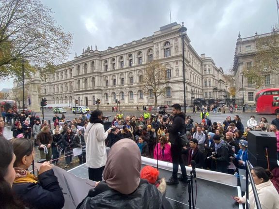 شماری از شهروندان افغان در لندن در اعتراض به شرایط بد زنان در افغانستان راهپیمایی کردند